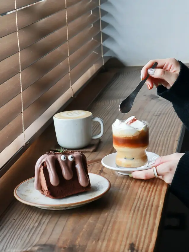 不顯眼的公寓咖啡廳有著迷人的氛圍  還有療癒的奶油卡布