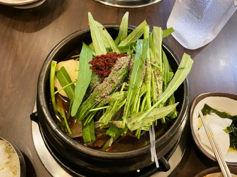 【台中 韓式料理】韓大王 馬鈴薯豬骨湯，韓國口味的燉排骨湯原來是正確啃大骨的打開方式