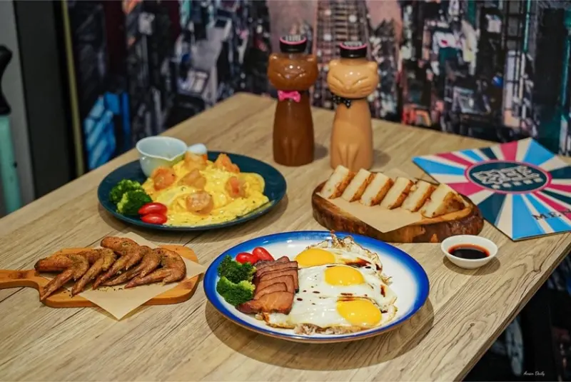 | 高雄美食 |濃濃港味茶餐廳彷彿香港走一回/必吃邪惡三眼銷魂飯/餐點好吃無雷/翠王香港茶餐廳