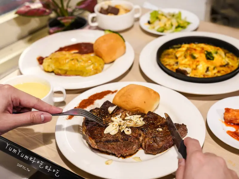 公館站牛排推薦》YumYum好吃好吃-2號店●挑戰全台北最平價威靈頓牛排! 學生最愛大份量牛排 牛肉咖哩&麻辣鴨血自助吧吃到飽 - 軟西，遊記