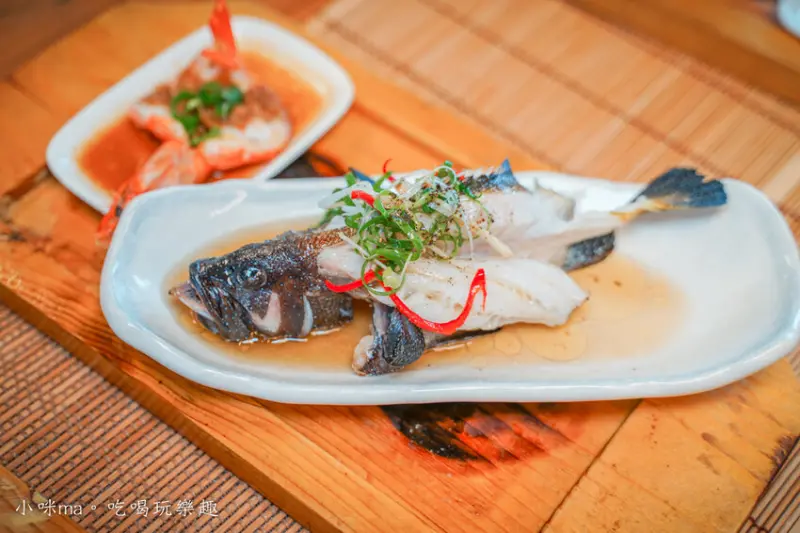 霧茶海鮮餐廳 ▏不起眼的裝潢只有內行人才知道 八斗子車站旁隱藏無菜單海味。清蒸藍星斑肉質令人驚豔。瑞芳美食/ 合菜推薦