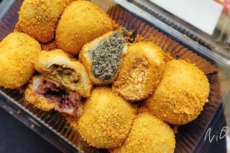 [新北三峽]來來麻糬。以濁水溪糯米研磨蒸成的柔嫩麻糬。搭配細緻花生粉/黑芝麻/顆粒綠豆/紅豆餡。三峽老街每日現做傳統米食點心!