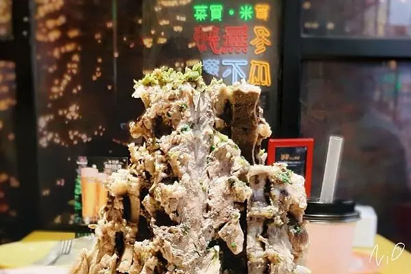 [台中逢甲]泰辛火山排骨。大口吃肉大口啃骨。逢甲夜市美食