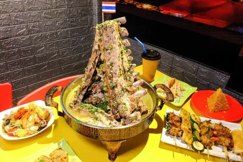 排骨疊成火山超誘人！泰辛火山排骨鍋豪邁大口吃，排骨酸辣鹹香滋味豐富！