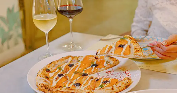 幾乎無雷的披薩餐酒館，大推特色魚子醬燻鮭魚披薩，隱藏版菜單更是必點，永春餐酒館推薦 | 【台北 信義區】薩朵披薩餐酒館salto pizzeria&bistro