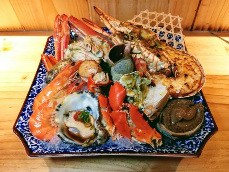 【美食】台北市東區日本料理推薦「安東建一水產」， 手抓海鮮盤無菜單料理