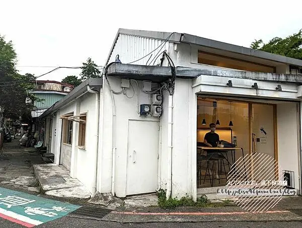 台北信義-[ABG COFFEE] 近信義商圈與北醫，明星余文樂最愛隱藏菜單，藍瓶咖啡台北版簡約純白小屋，現烤鹹奶油吐司推薦，清爽阿拉比卡專屬配方豆，日系小清新外帶咖啡吧