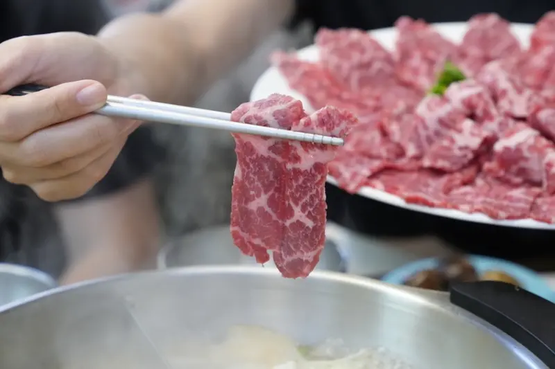 屏東 隆興汕頭火鍋｜屏東夜市旁～現切霜降厚片牛搭配甘甜湯頭 大口吃搭配蔥花超滿足！！ · 算命的說我很愛吃