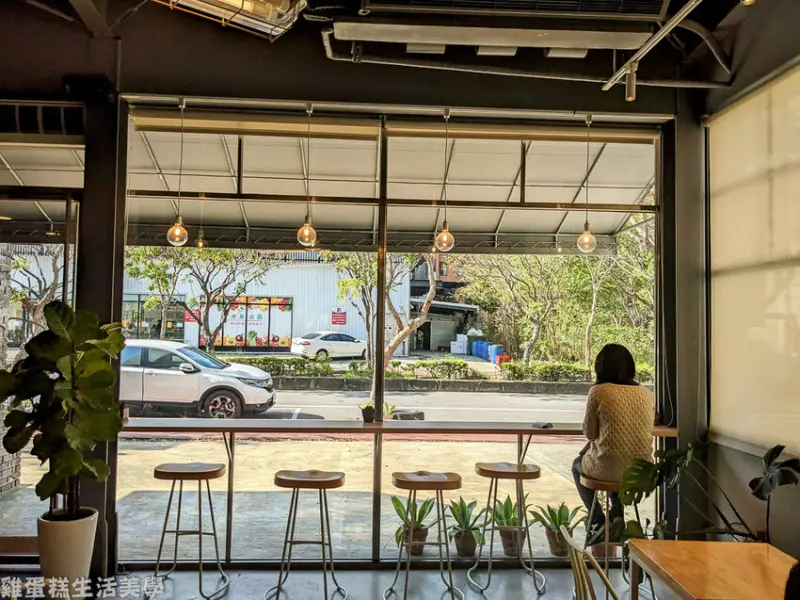 【新竹食記】The Fun 樂房早午餐(嘉豐店) - 柔軟土司滿滿夾層的三明治，吧台落地窗用餐氛圍超棒