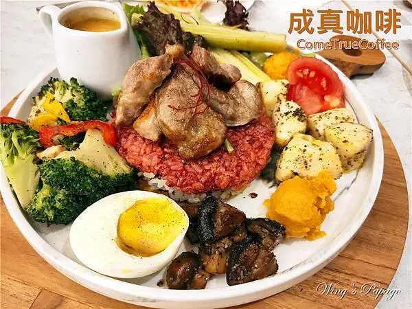 信義區美食餐廳，成真咖啡Bellavita信義店／繽紛彩虹飯，舒芙蕾厚鬆餅，創意薄餅，義大利麵／市政府站美食。