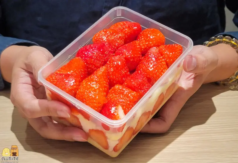 果汁媽粉條爸-板橋新埔站必吃草莓蛋糕，滿到炸開的草莓三明治，超夯人氣排隊甜點