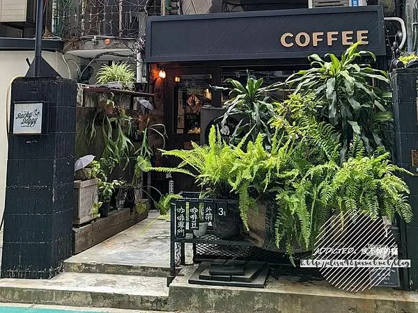 台北信義-[RockyDoggy Coffee Store 咬滾狗狗咖啡館] 國父紀念館旁近台北市政府，攤車起家自家烘焙咖啡豆，親切主理人與美味單品手沖，寵物友善溫馨小巧咖啡專門