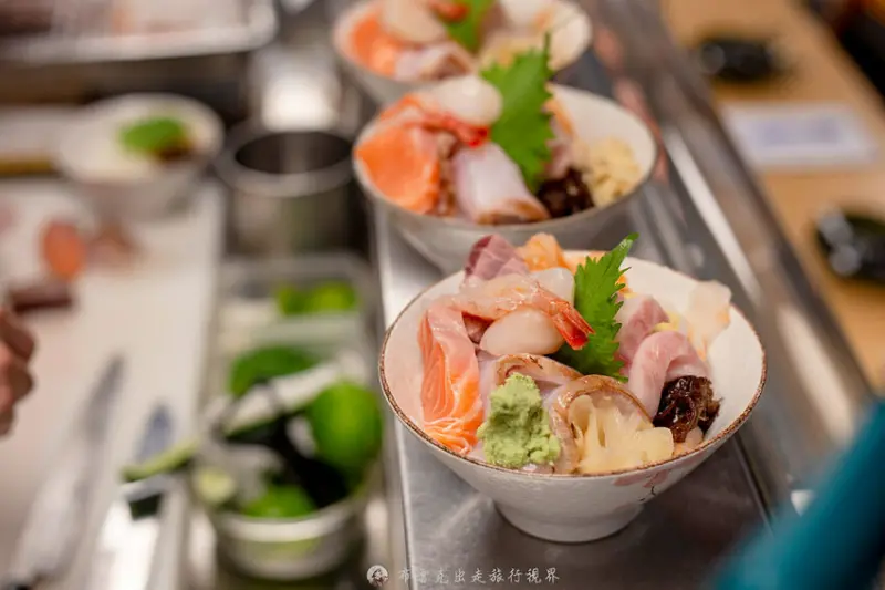 藏在巷弄的生魚片丼飯，附的味噌湯裡的魚肉也太多了，有夠便宜也有夠好吃｜布雷克出走旅行視界