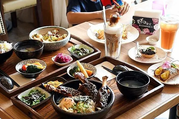 高雄市鳳山區高雄丼飯推薦【覓馬食堂】解開屬於食物的美味密碼，藏身於二樓的用心美味！與你以為的丼飯完全不一樣！※鳳