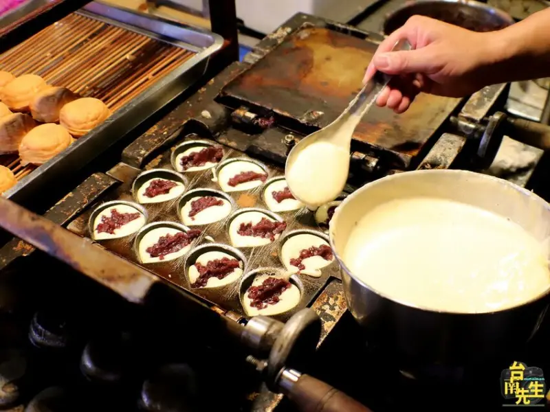 台南雞蛋糕／只賣3種口味飄香40多年／夜市限定隱藏版口味／店面週五六限定芋頭口味／嚴選天然食材當天備料現做／限量供應晚來吃不到／在地人從小吃到大