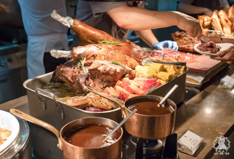 飯店吃到飽不用千元就可以怒吃單點等級的牛排，以及其他4種脆皮豬、啤酒雞、油封鴨以及迷迭香羊，整體味道及CP值不錯｜寒舍艾麗酒店 La Farfalla 義式餐廳 下午茶 肉食主義3.0