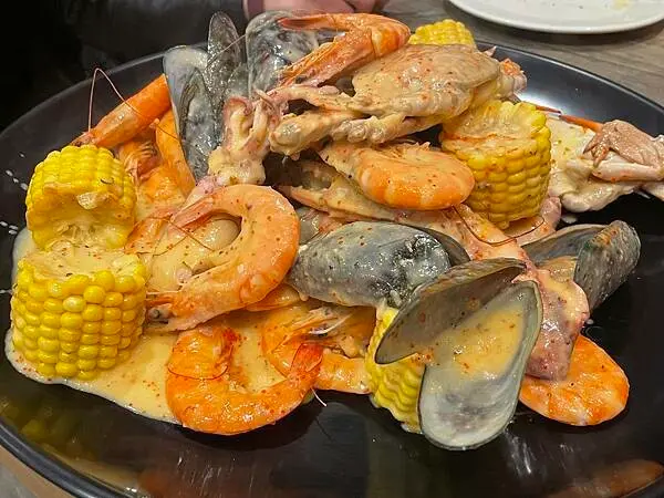 桃園中壢-生日優惠海鮮桶餐吃飽飽-紅唇蟹(Kiss crab)美式餐酒館