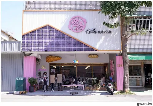 台中超夢幻火鍋店，整間粉紅色還有小鮮肉桌邊服務，限量造型牛奶鍋先預訂才有～