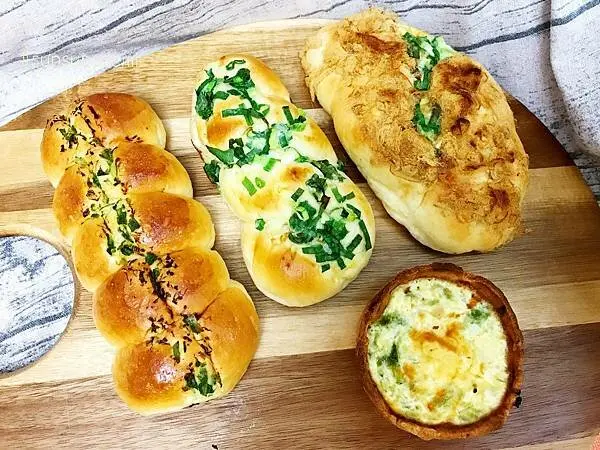 【高雄前金】純發西點麵包(自強總店) | 高雄老字號代表麵包店，在這裡遇見美味的蔥阿胖(蔥麵包)家族 | 高雄蔥麵包推薦