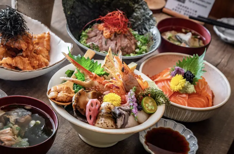 新北市新莊區終於衷魚｜新鮮魚貨堆高高！豪華海景生魚片丼飯，鮮魚味增湯免費喝到飽
