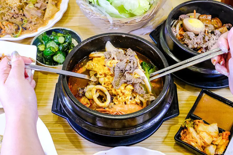 海鮮煎餅外酥內軟Q，石全石美老牌韓式料理，部隊鍋澎湃食材，韓國泡麵牽絲起司好誘人！
