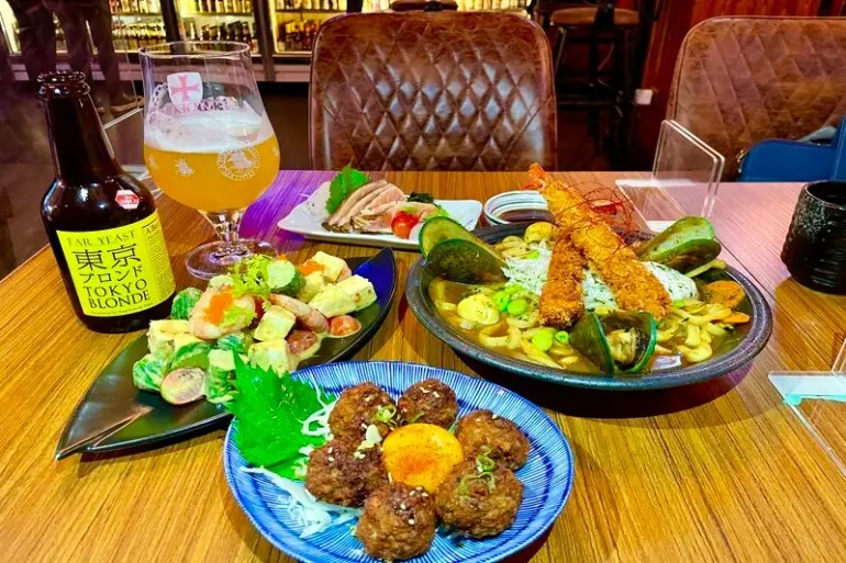 【台北餐酒館推薦】中山區居酒屋「ABV日式居酒館」收錄 300 款世界精釀啤酒，喝日本地啤搭配銷魂鮭魚稻草燒生魚片、咖哩炸蝦炒烏龍 - 克萊兒Claire的「微醺思維」