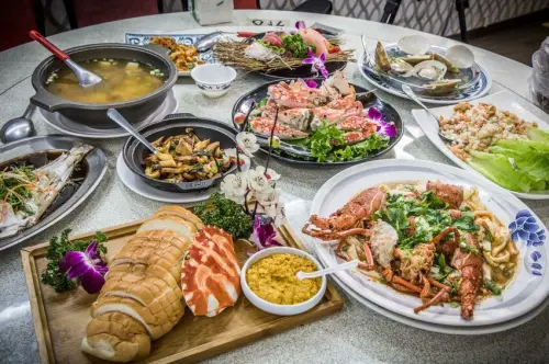 新北市萬里區這海鮮餐廳真的很誠實！活海鮮現撈現料理，還不收料理費