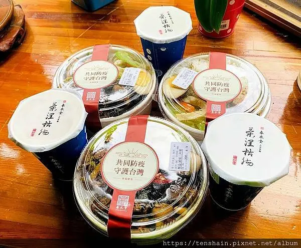 南北皆有【春水堂】，防疫之際出便當，餐盒多樣口味棒，價格實惠值讚賞！隨餐附贈頂級烏瓦紅茶凍飲或翡翠綠茶凍飲，真大方！