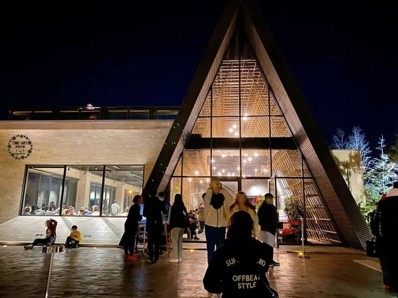 黑森林景觀咖啡，台中沙鹿夜景絕美首選，三角形教堂清水模設計，隱藏在森林裡的秘境 - Cyndi loves享食天堂