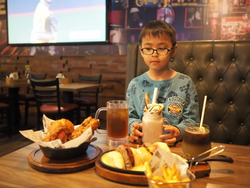 台北信義區美食推薦 The Chips 美式餐廳 內行人必點2道經典菜色 鐵板搖滾起司漢堡 美式噴汁炸雞 - 藍色棉花糖咬蕃茄