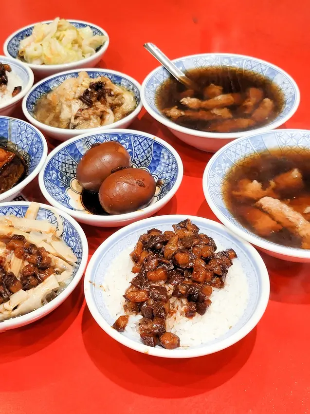 華西街夜市必吃推薦的黑金滷肉飯、瓜仔肉湯