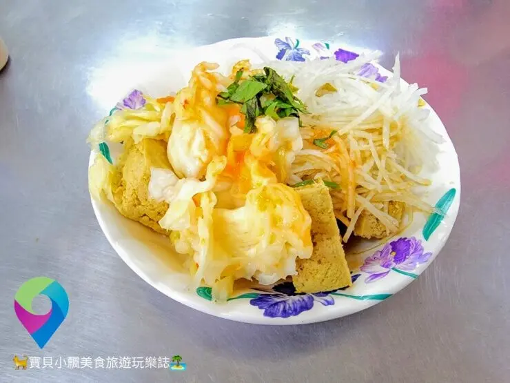 [食]花蓮 玉里橋頭臭豆腐 越臭越香 豆腐內吸收滿滿的湯汁 又香又脆 營業時間還沒到 外頭就聚滿抽號碼牌等待