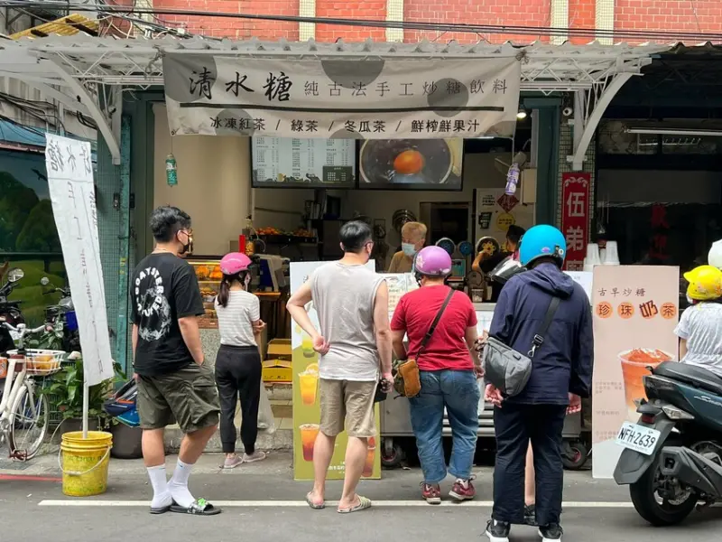 在地人的天然冰箱底加，天然炒糖甜蜜蜜，吃的到冬瓜塊的冬瓜茶，柳橙綠茶也推薦！