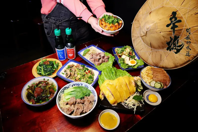 中壢平鎮人氣爆棚復古麵店，辛梅阿嫲的味道古早味銅板小吃，一吃再吃回頭率100%美食，必點蝦滷飯、文昌雞！