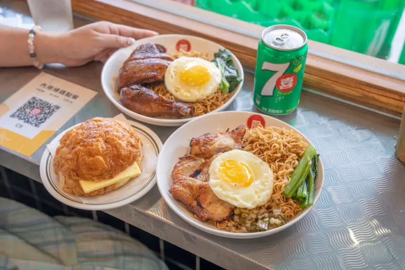 桃園 永芯茶檔 茶餐廳｜內壢港式茶餐廳，店外到店內都能看到各種香港元素～