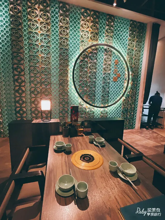 【新北板橋美食】王品集團 -青花驕麻辣火鍋，麻辣湯頭椒麻不死辣，酸菜白肉鍋湯頭酸味適中溫和順口，浮誇肉盤擺飾大口吃肉大滿足