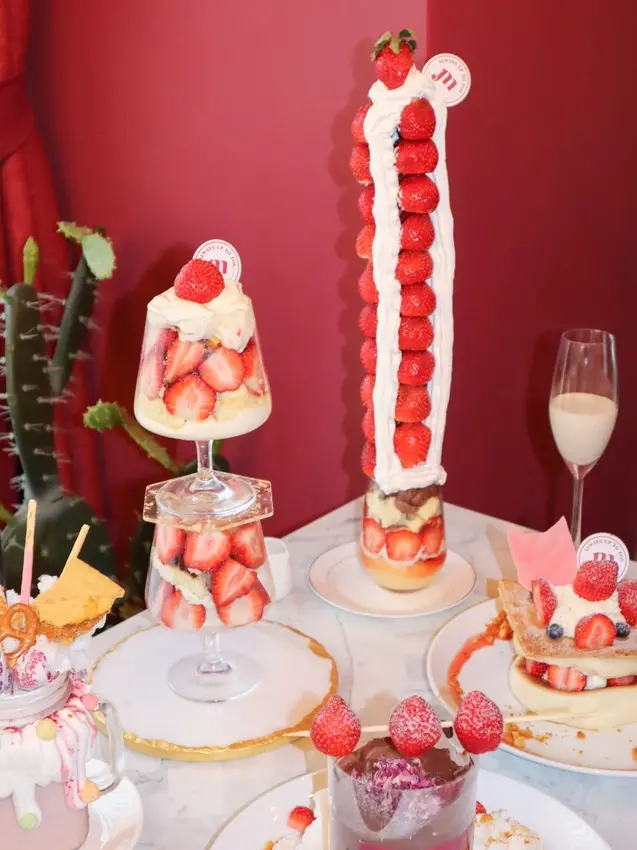 一次吃個夠！高達50公分的浮誇草莓塔、還有仙氣滿滿的草莓盛宴趕快來朝聖！