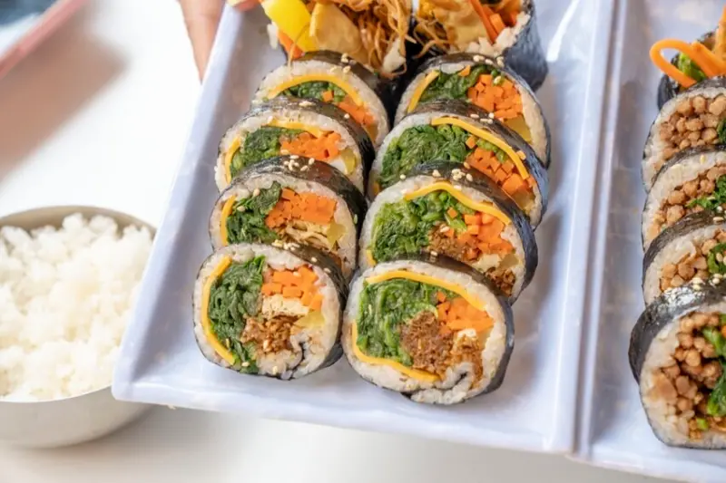 台中韓式料理 首爾飯桌｜韓果歐巴開的～韓式飯捲口味道地，夠味！！