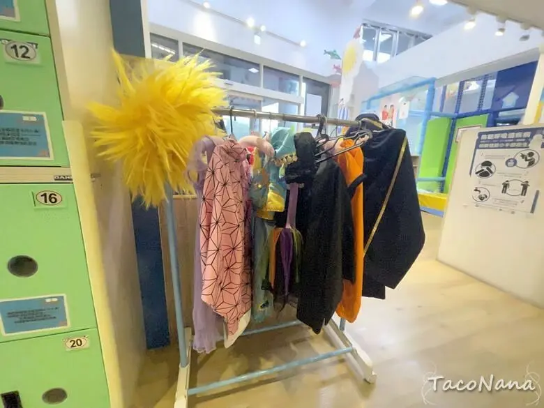 中永和大型親子餐廳》椰城愛樂園│熱帶海洋風親子餐廳，百坪空間還有兩層樓高的旋轉溜滑梯，細白沙坑、變身