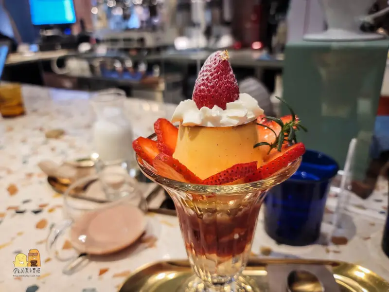 結合五金行的文青咖啡廳鹿麓五金咖啡，設計感十足但真難吃