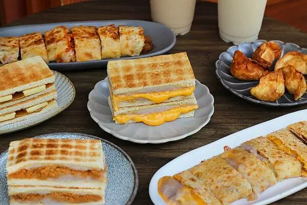 台中美食｜土木公社炭烤土司豐原店-質感文青風早午餐店，豐原店限定拔絲芋泥蛋餅必吃