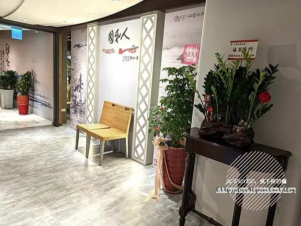 台北市中山區台北中山-[人和園餐廳] 近中山國小站錦州街口華南銀行2樓，新址空間明亮乾淨舒適，1956年創業超越1甲子歷史老店，道道佳餚的米其林指南推薦雲南菜餐廳