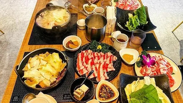 林口最美的火鍋店【御鼎湯原本鍋物】鍋物268元起附餐吃到飽/全面升級麻辣鴨血滷味蛋糕自助吧無限享用/林口CP值高火鍋店