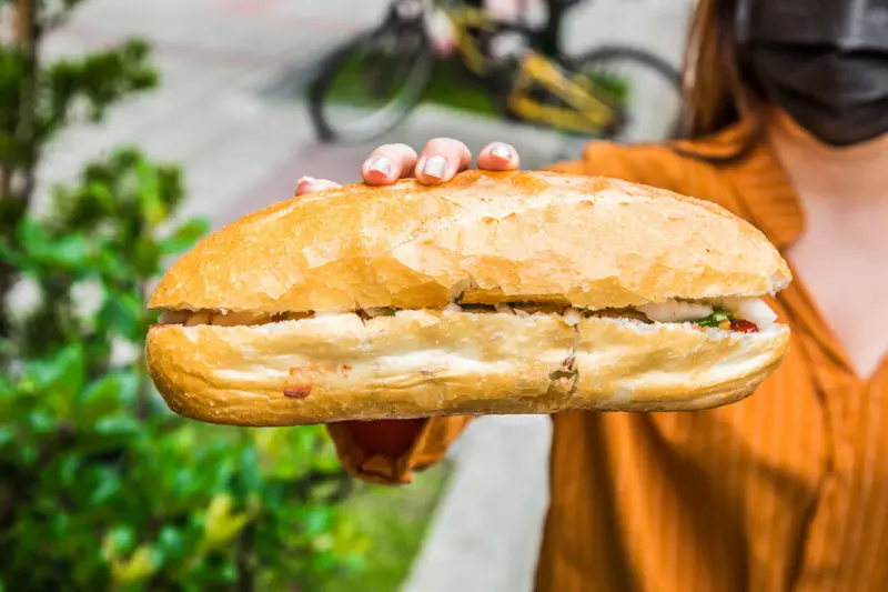 桃園市大園區亞仙烘焙坊越南麵包｜難怪在地人都大推！大到一手都快抓不住的巨大越南法麵包