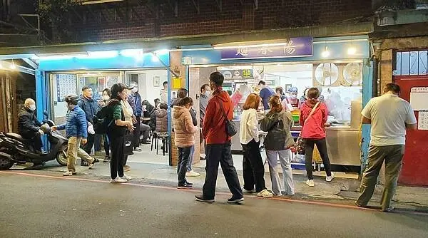 新北市中和區南勢角陽春麵｜還沒有開店就大排長龍的南勢角爆人氣麵店