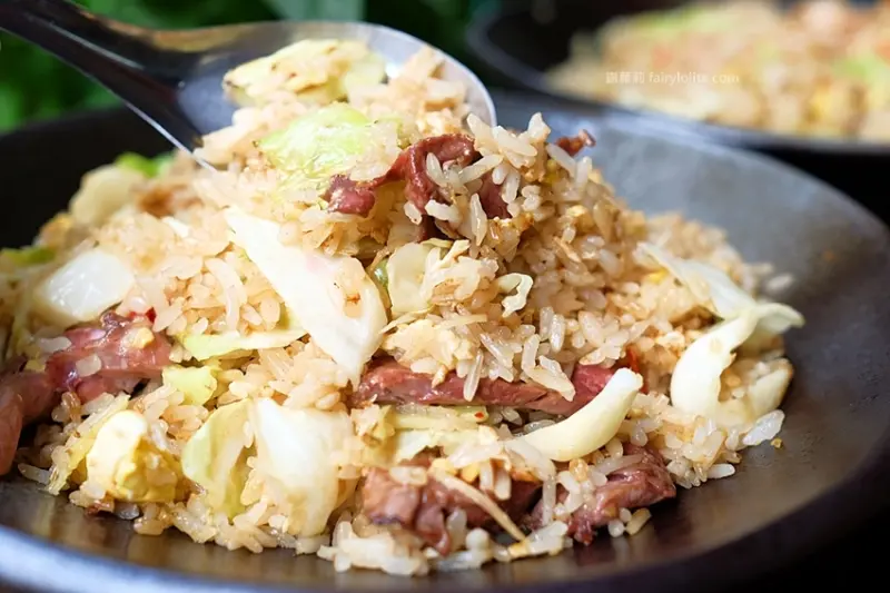 巨無霸炒飯一盤比臉還要大，神祕一家藏巷弄，85元還附飲料免費喝到爽！