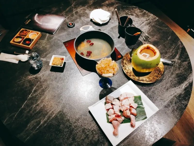 [分享] 大安9號鍋物。鐵板燒，母親節新品上市-蟲草花椰汁雞鍋物，是香江貴婦養顏美容的秘密，消暑更滋補養