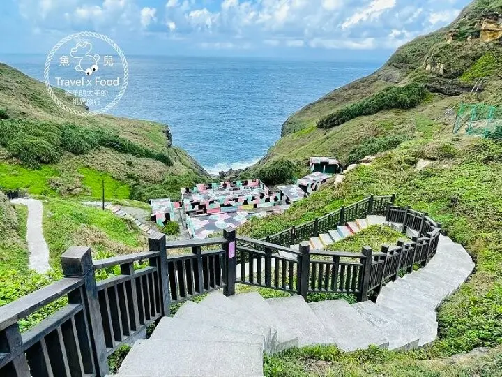 披著迷彩外衣的建築，沿著彩虹階梯通往海崖上的咖啡館，一起來聽濤cafe，讓貓咪小濤陪伴你 @魚兒 x 牽手明太子的「視」界旅行