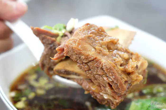 宜蘭縣頭城鎮家宏牛肉麵》傳承飄香40年，獨特牛小排做成的牛肉麵