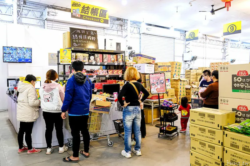 佔地千坪的零食好市多，疲老闆直播各式進口零食零嘴、泡麵點心整箱扛走，禮盒伴手禮也都有！